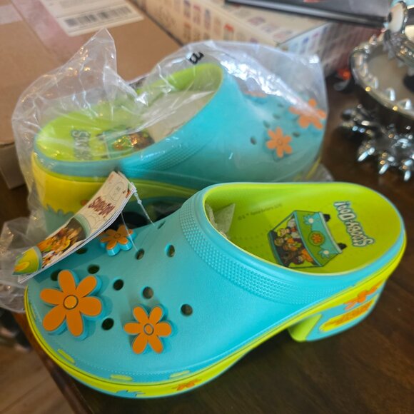 CROCS Scooby-Doo! The Mystery Machine Siren Clogs NWT W9/M7 - Picture 1 of 6